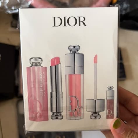 SJ003 Dior The lipstick come with a packaging box
